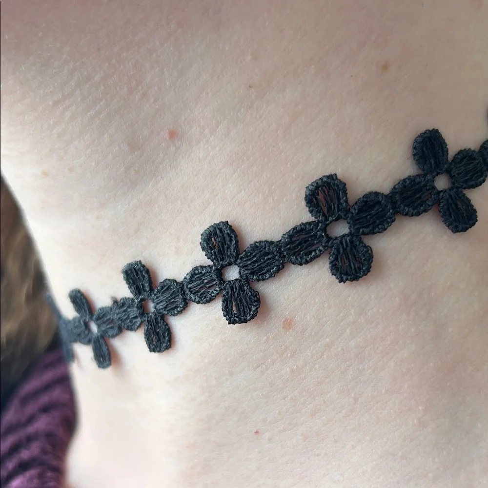 Black Floral Lace Choker Necklace - Women Jewelry - Picture 2 of 3